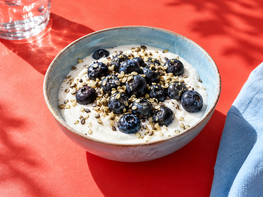 Bulgarian yoghurt with hemp and berries